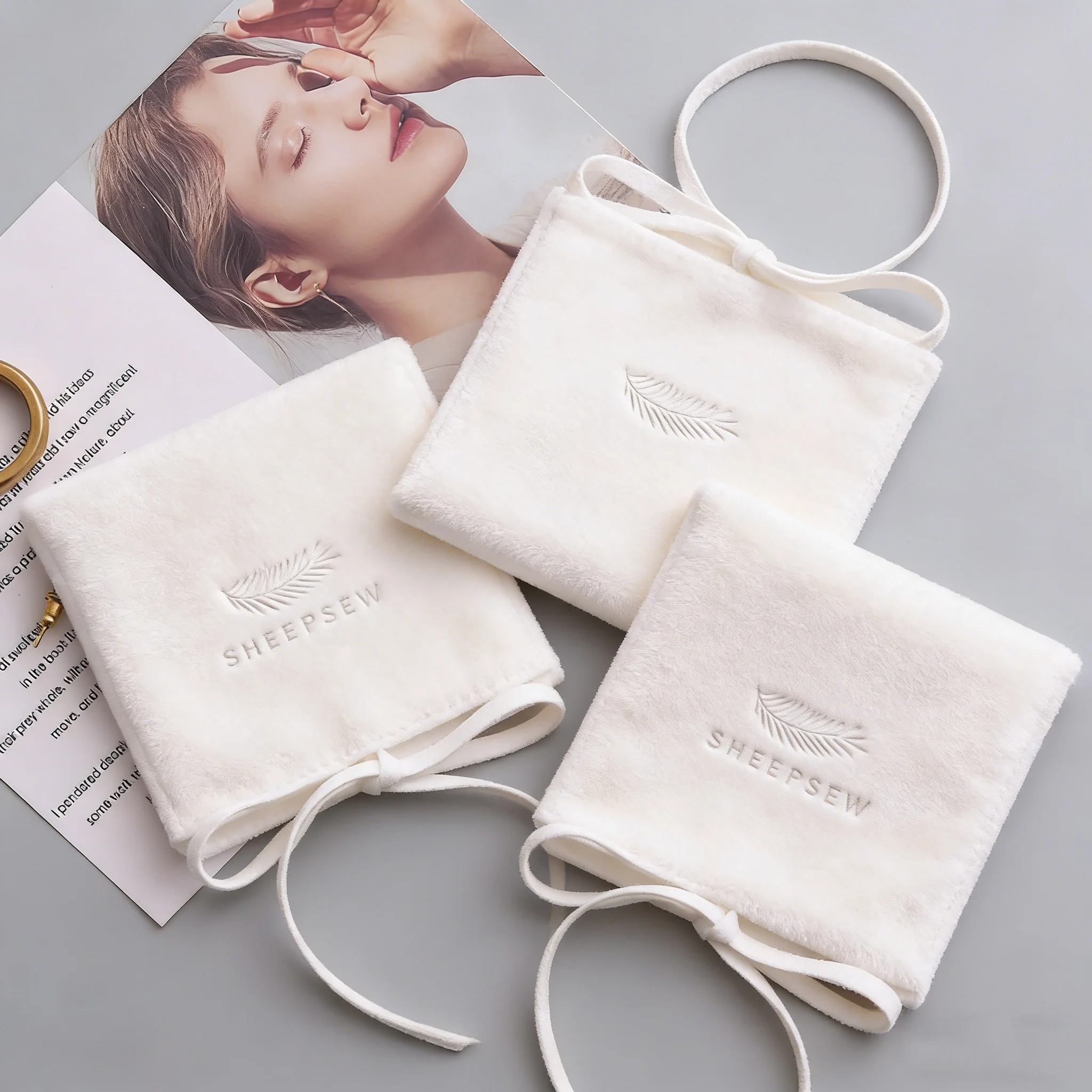 

Роскошный мешочек для украшений SHEEPSEW из микрофибры с лентой, подарочная упаковка-конверт с индивидуальным логотипом, оптом