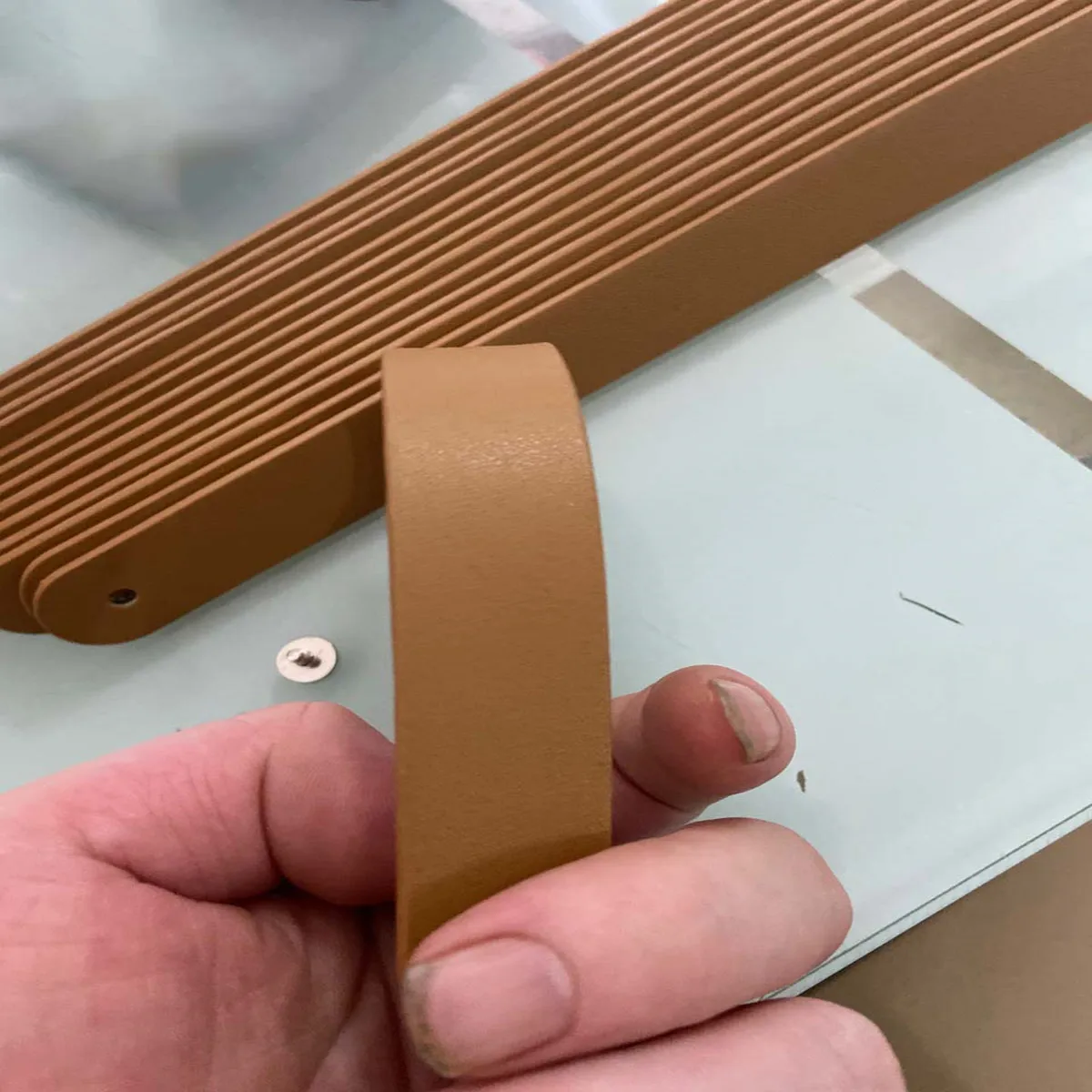 مقابض جلدية مقلدة على الطراز الشمالي - مثالية للخزانة وباب خزانة الملابس والدرج - مظهر جلد البقر بحزام