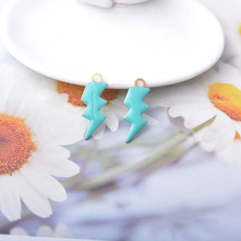 10 Stück, beidseitig mit Emaille verzierte Blitzanhänger, Kupfer, mit Öltropfen-Optik, zum Basteln von Schmuck, Ohrringen und Halsketten. – Detail 6