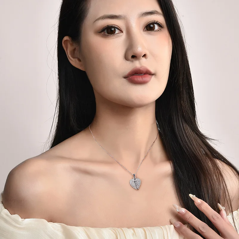 قلادة جديدة وعصرية على شكل قلب بأجنحة وسلسلة على شكل عظمة الترقوة منقوشة بالكلمات