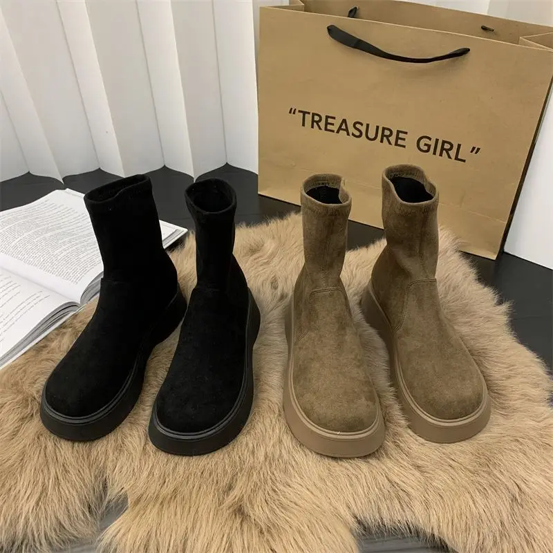 

Женские сапоги на резинке на толстой подошве с замшевыми короткими сапогами, универсальные и стильные на осень и зиму 2021 года.