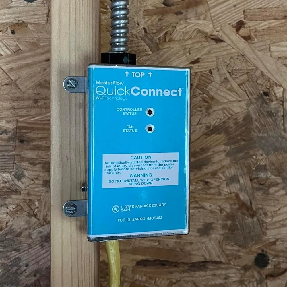 مروحة طاقة ذكية ذات سعة عالية لتدفق الهواء مزودة بتقنية Wi-Fi 1250 CFM مع توصيل سريع باللون البني لأنظمة GAF للتدفق الرئيسي