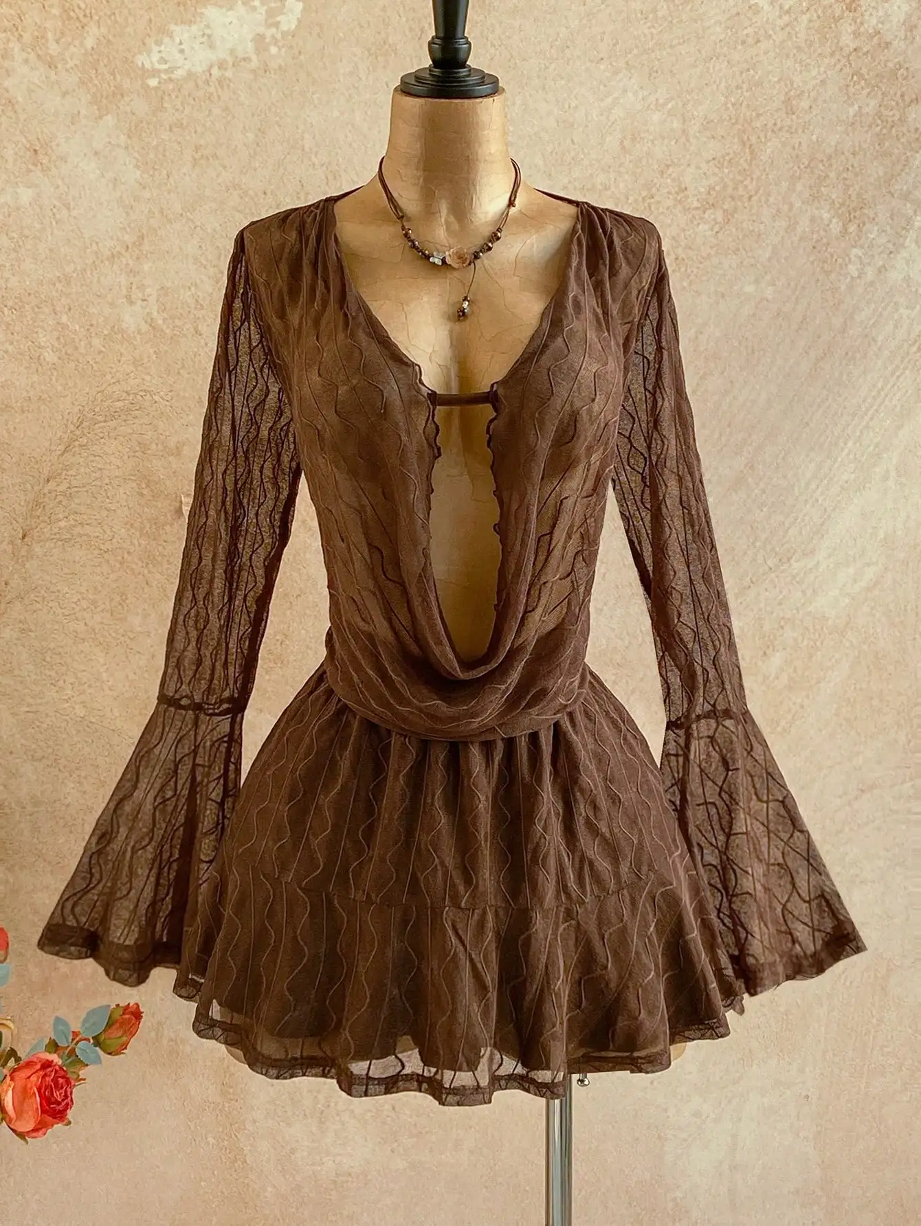 

Женское мини-платье с глубоким вырезом и расклешенными рукавами, коричневое, повседневное, летнее