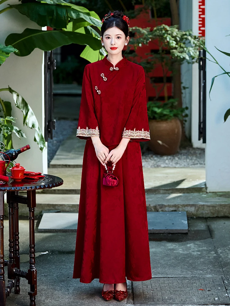 

Красный китайский праздничный комплект: вышитая юбка А-силуэта с богатой отделкой и свадебное платье для Нового года