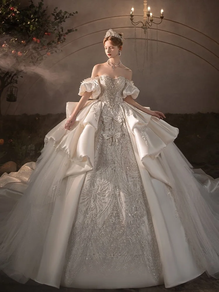 

A new heavy-duty satin one-shoulder dress with large tail