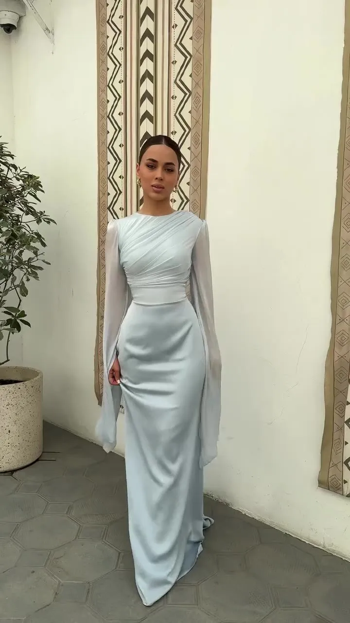 ชุดเดรสผ้าซาตินเรียบหรู ดีไซน์คอทรงโอ แขนทรงปีกค้างคาว เอวสูง จับจีบยาว  สำหรับสุภาพสตรี