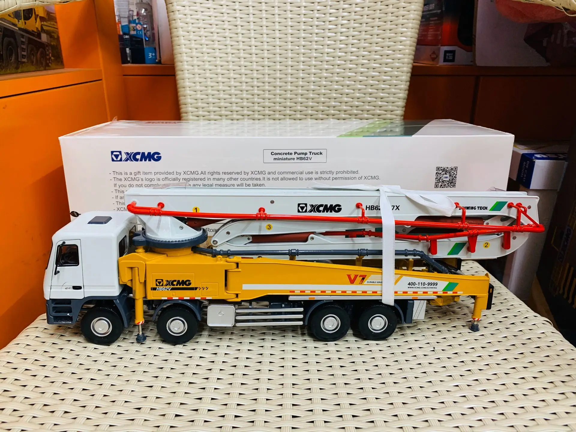 XCMG Schwing Concrete Pump Truck Miniature HB62V-7X 1/35 Scale Die-Cast Model New in Original Box