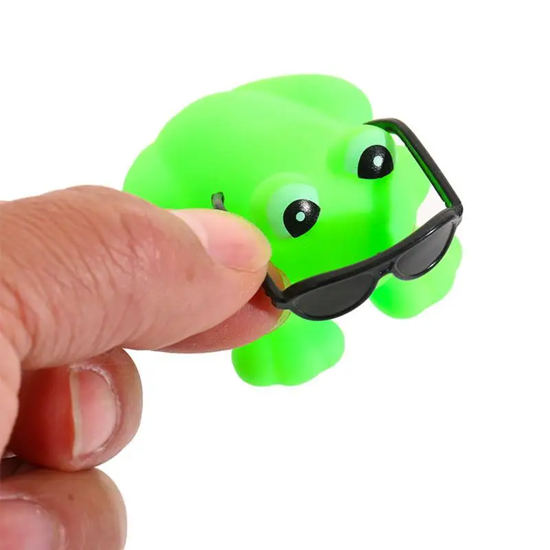 Small Green Frog Toys Sea animal Kids baby bath toys Shower Fun Floating wind up squirt Water Toys Sunglasses Design with Sound