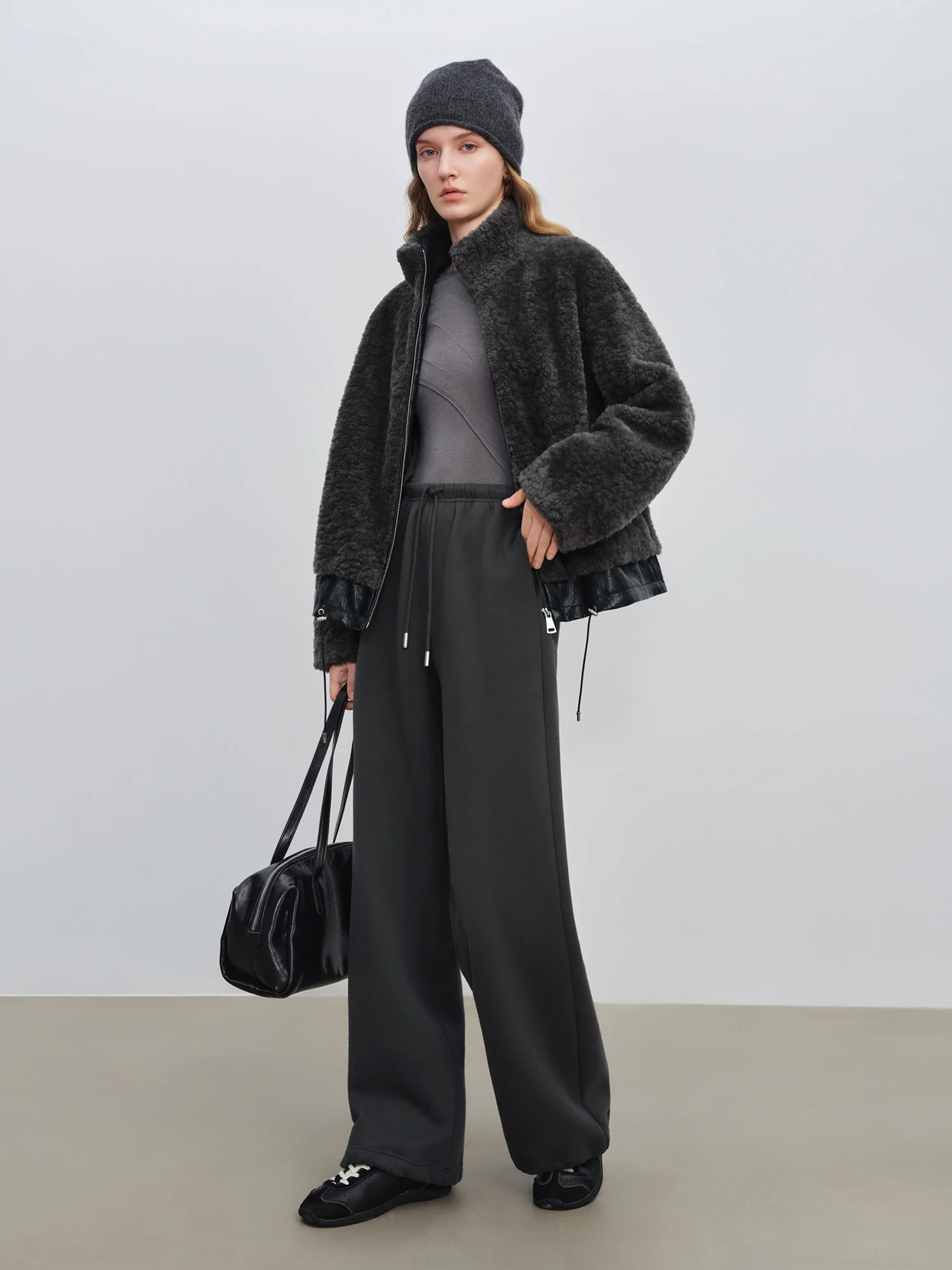 ZIQIAO 2025 Winter Women's Petite Stand Collar Faux Fur Shearling Short Jacket Plush Teddy Zip Up Cozy Fleece Cropped Coat