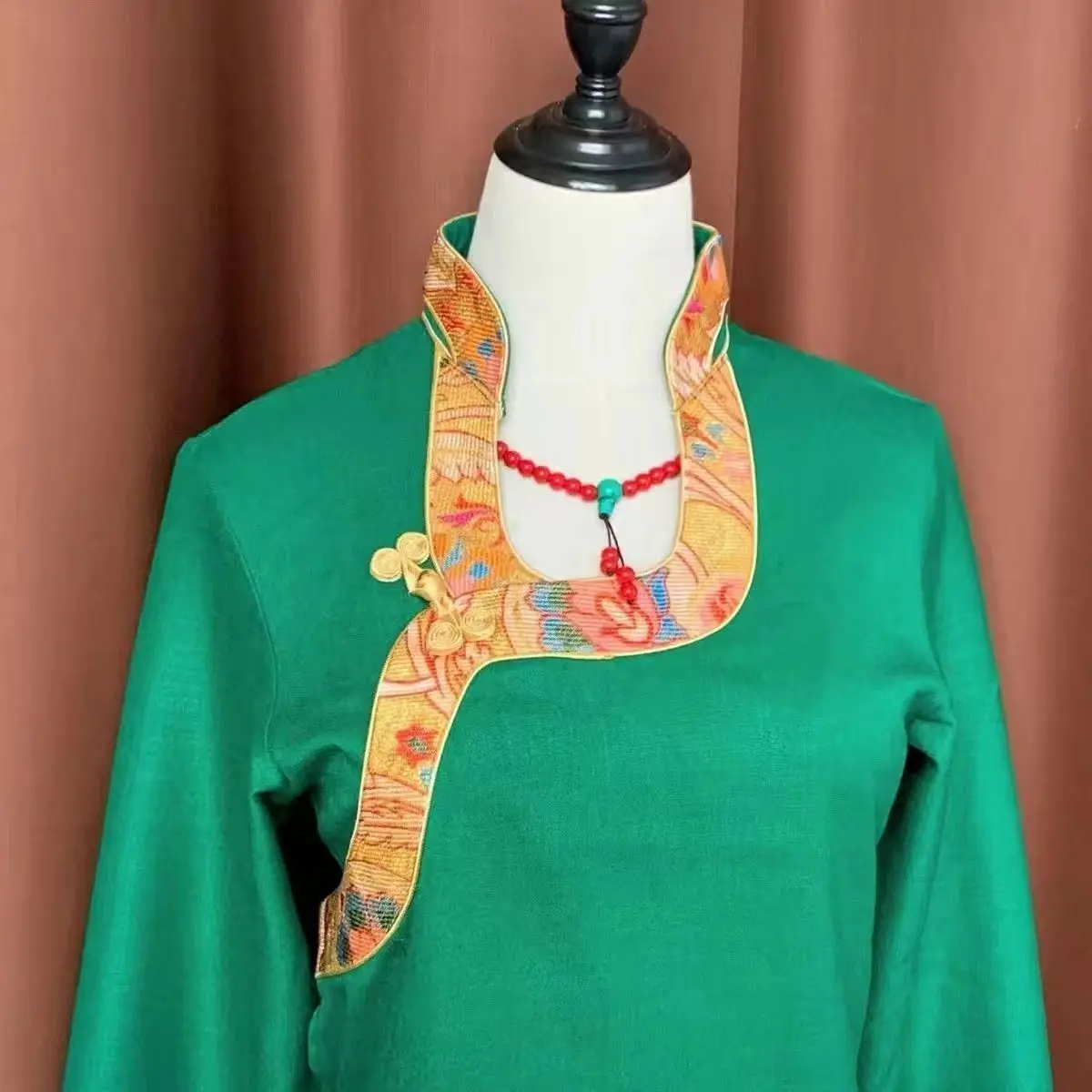 Tibetskie kobiety noszą koszule na zewnątrz, etniczne bluzki z ozdobnym wykończeniem.