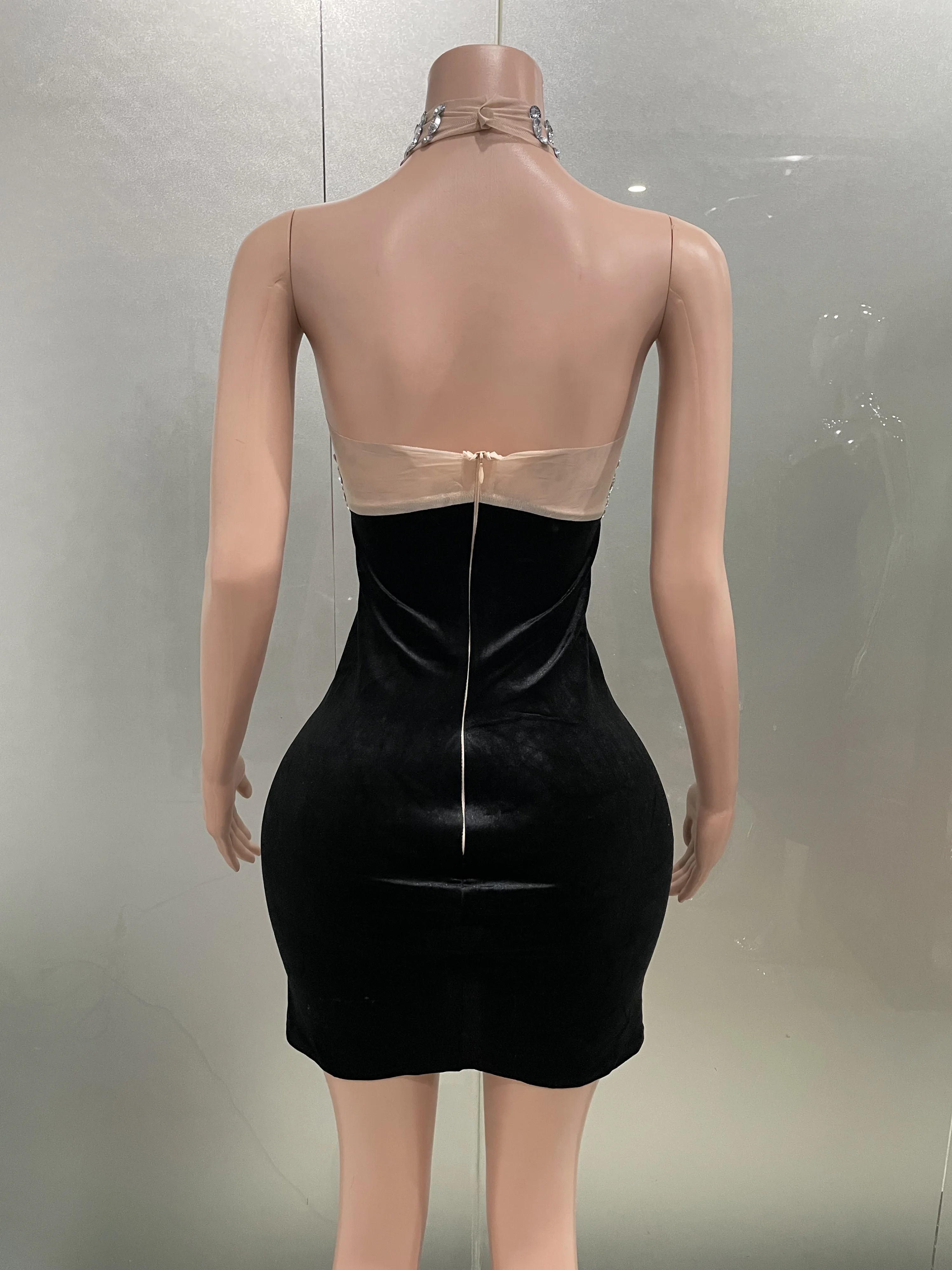 Sparkly Rhinestonesเซ็กซี่ตาข่ายกํามะหยี่Backless Bodyconชุดสั้น 2025 ผู้หญิงชุดราตรีฉลองวันเกิดStageเครื่องแต่งกาย