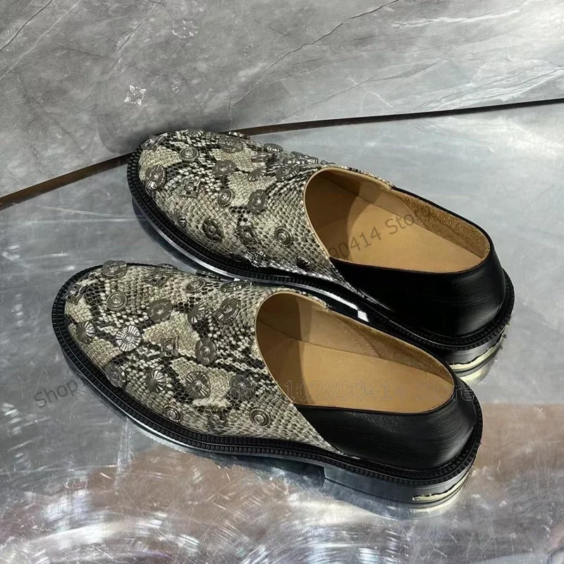 รองเท้าโลฟเฟอร์ผู้ชายลายหนังงูประดับหมุดโลหะ แฟชั่นสวมใส่ง่าย รองเท้าผู้ชายงานเลี้ยงหรูหรา ทำมือ รองเท้าลำลองผู้ชายสำหรับงานปาร์ตี้ งานเลี้ยง