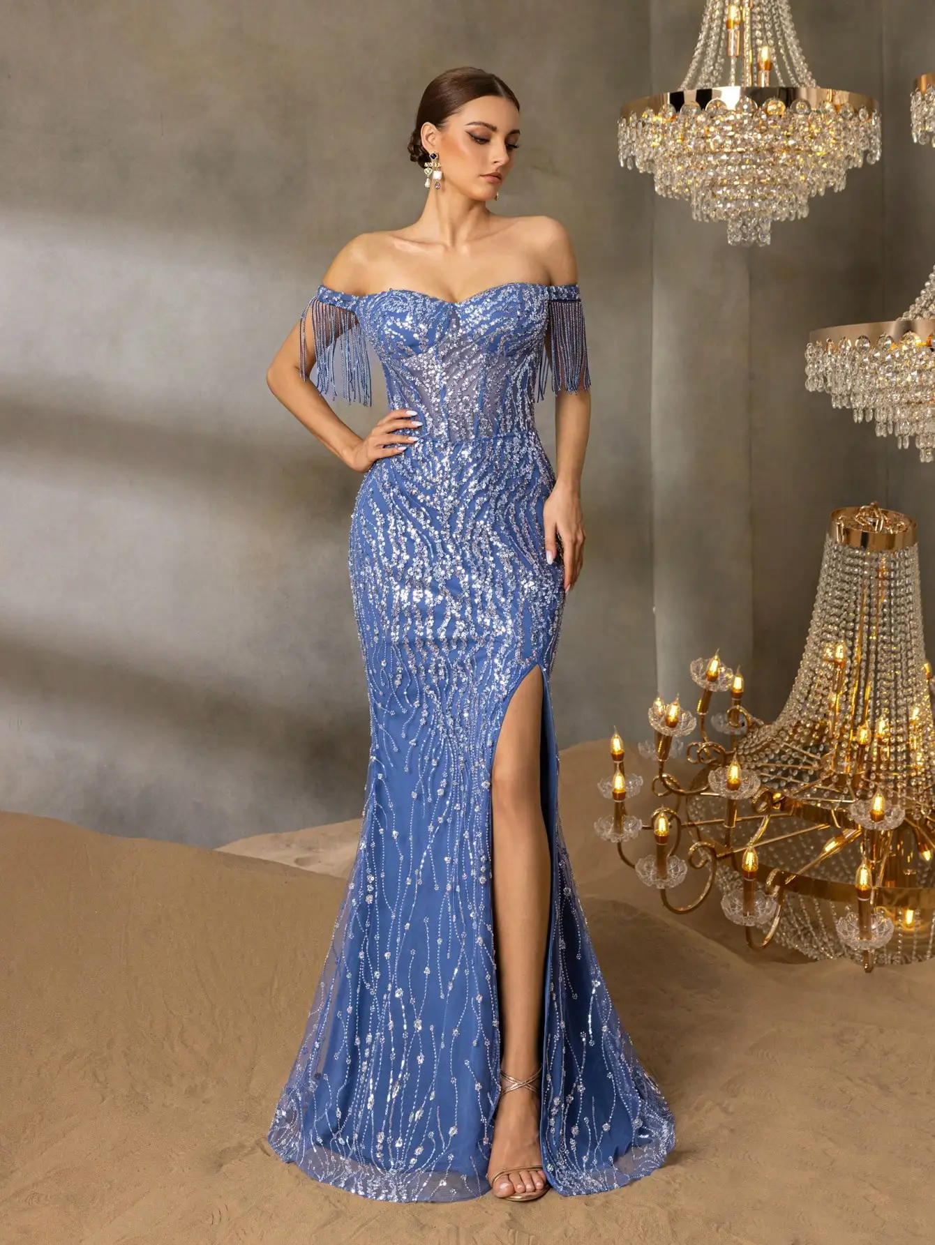 Elegante vestido de ombro de alta qualidade com mangas de franjas frisadas e fenda alta em negrito para vestido de noite e vestido de festa para mulheres