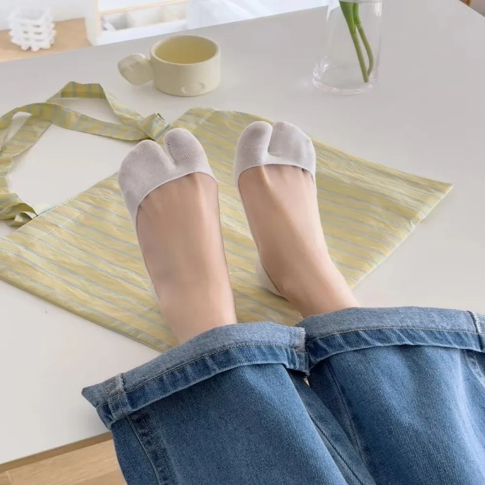 Simple Thin Two Finger Socks Low Cut Cotton Boat Socks Solid Color Non-slip Toe Separate Socks No Show