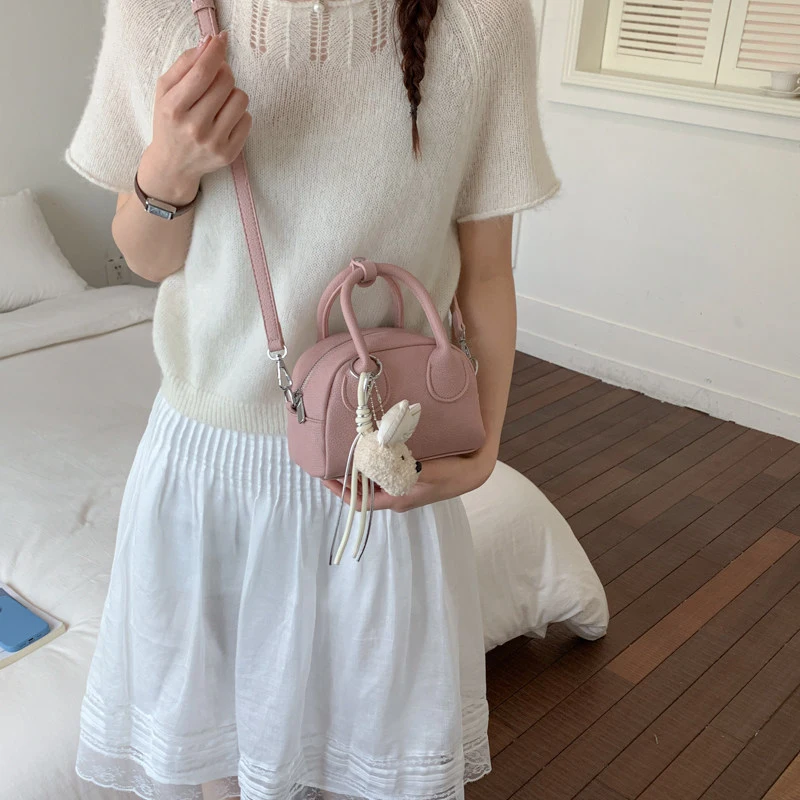

Cute hand-held Boston pillow bag for women2026New niche design shoulder bag for outings and travel, crossbody bag