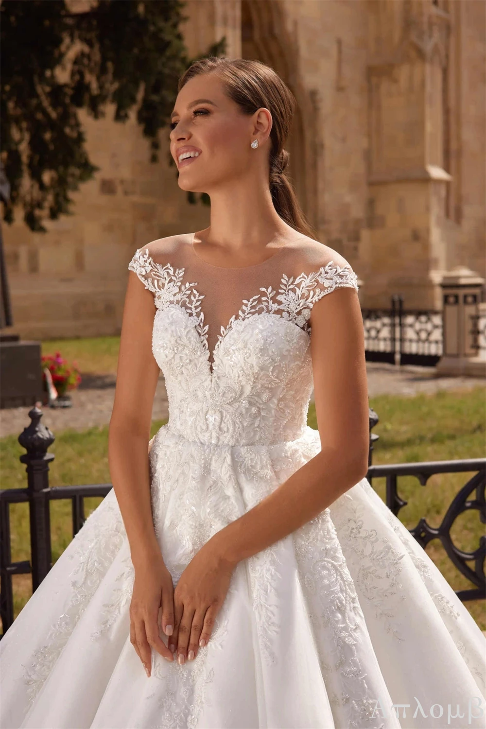 사용자 정의 흰색 새틴 웨딩 드레스 섹시한 v-목 고품질 신부 파티 절묘한 아플리케 기질 신부 가운