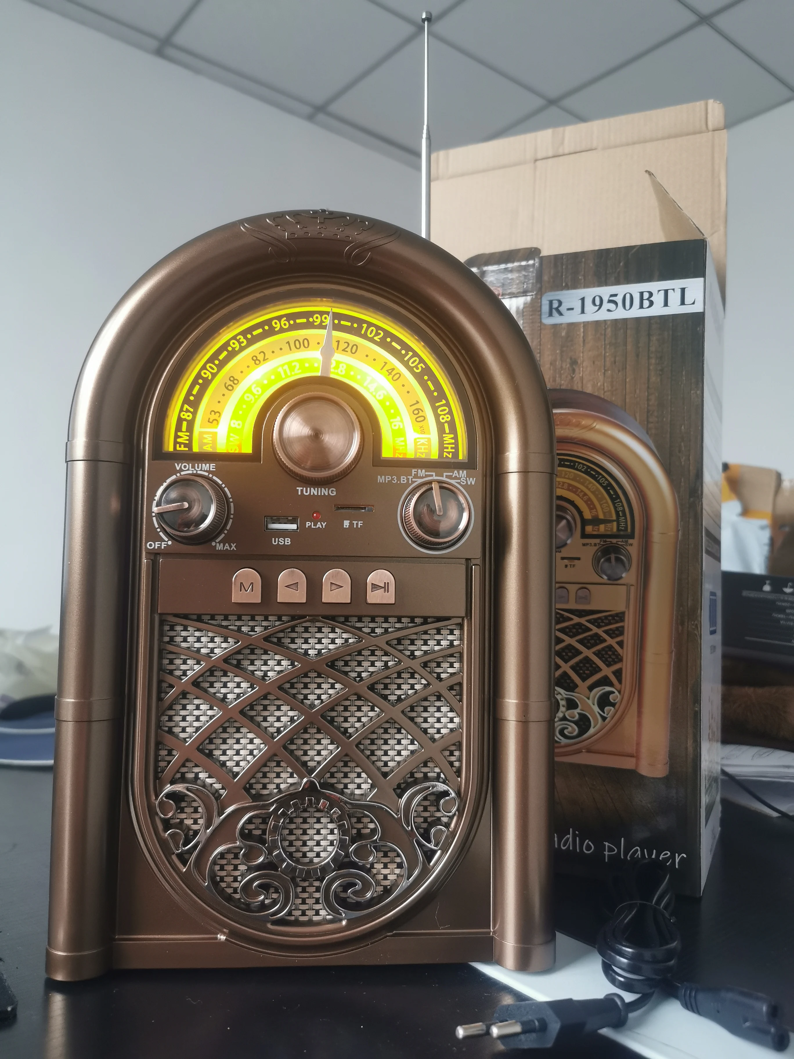 

Портативное ретро-радио R-1950BT с FM/AM/SW тремя диапазонами, Bluetooth-колонкой и зарядкой от сети/аккумулятора, воспроизведением с USB/TF, аккумулятором 1200 мАч, винтажный дизайн.