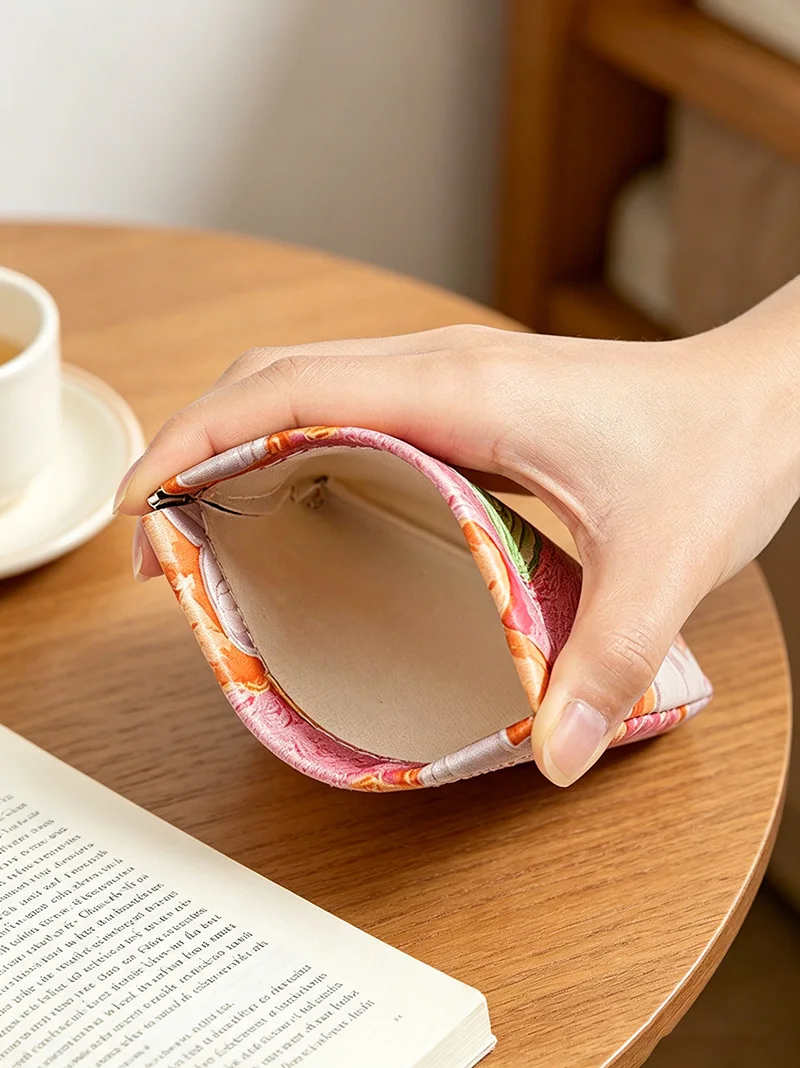 Immagine 3: BUYLEMO Borsa portaoggetti in PU con chiusura automatica, motivo floreale dipinto a olio, portatile con chiusura a scatto per auricolari e monete