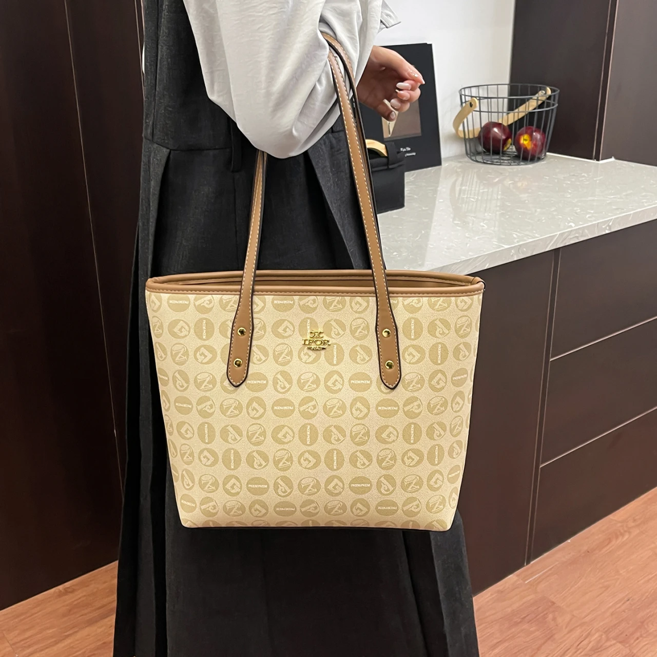 

Classic And Popular Women's Shoulder Bag Leather Crossbody Messenger Tote Handbag For Ladies In Designer Luxury
