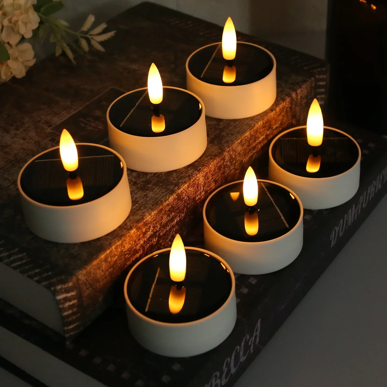 Candele a LED tremolanti alimentate a luce solare Luci da palo Effetto fiamma realistico per luci notturne per decorazioni da giardino, patio, cortile