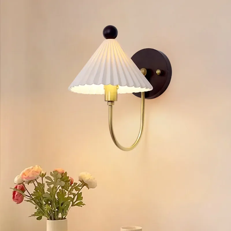 Nordic Retro Walnut Wall Lamp French Medieval Style Ceramic Sconce for Bedroom Bedside Entrance Corridor Home Decor Lighting