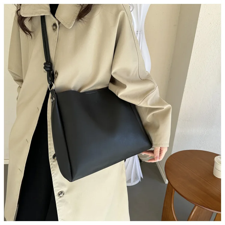 Koreanische Version der Pendler-Tasche mit großer Kapazität für Damen, Leder-Umhängetasche für Frauen, einfarbige Tragetaschen – Detail 16