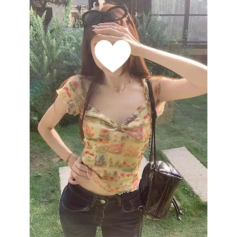 2026 Summer New Pure Desire Wind Oil Painting Printing Retro Shirt Female Spice Girl Unique Chic V-neck Lace Top