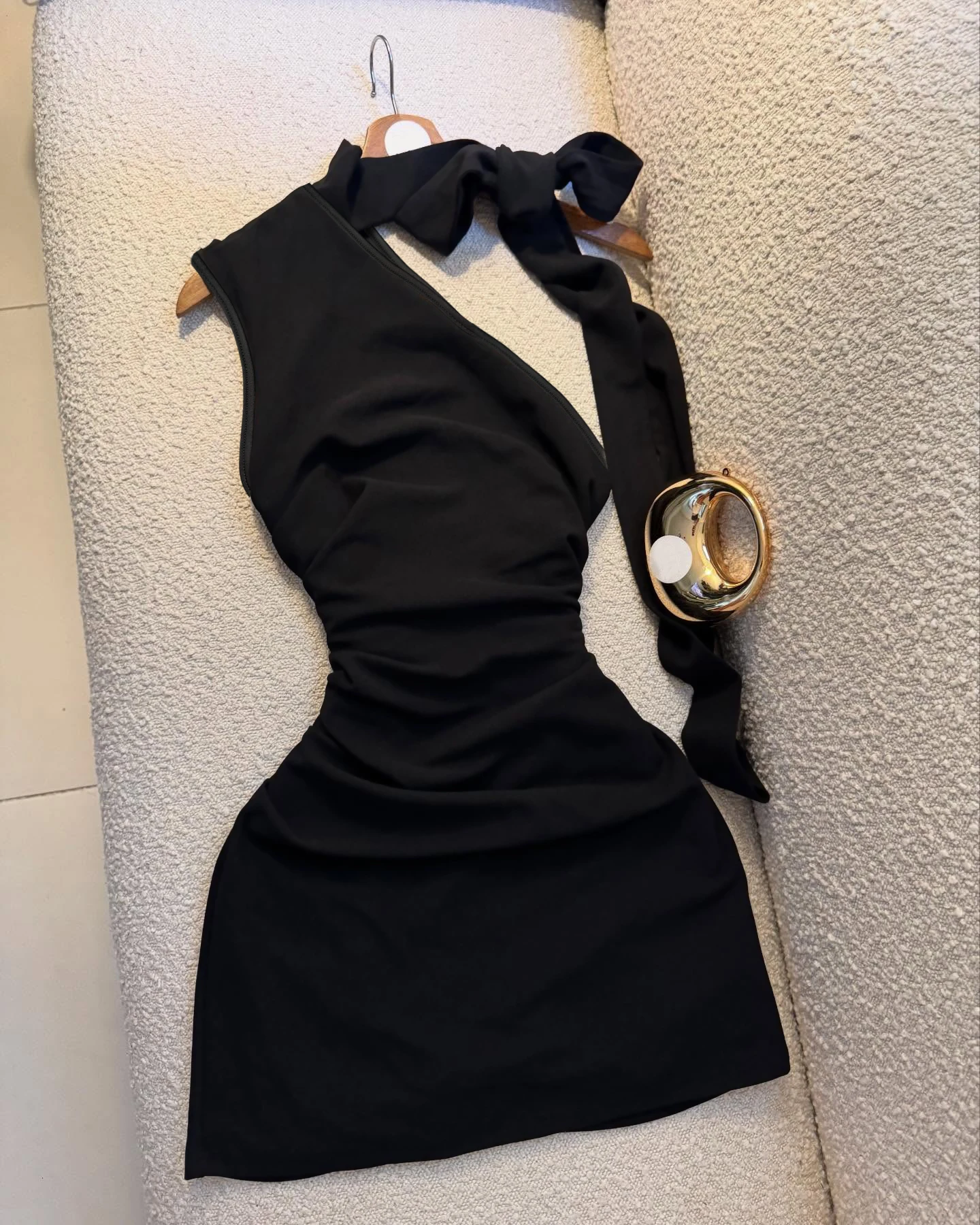 A Black One-Shoulder Halter-Neck Dress with a Bow, Pleated and Fitted Short Dress, Perfect for Everyday Outings and Attracting Attention, a Sexy Little Black Dress for Dates