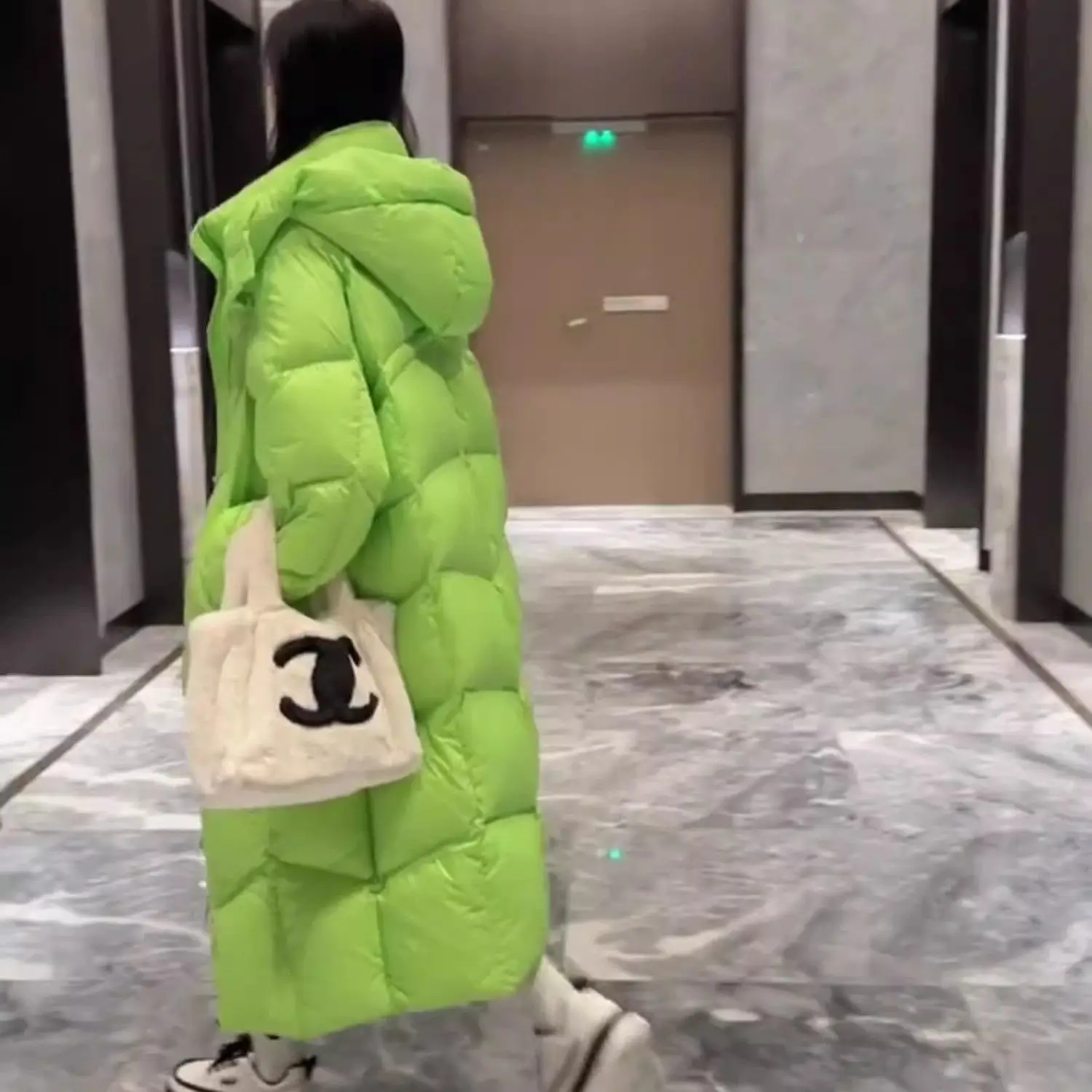 Giacca in cotone sciolto Giacca lunga in cotone con cappuccio per donna nell'inverno 2025, nuovo cappotto in cotone spesso e caldo di grandi dimensioni