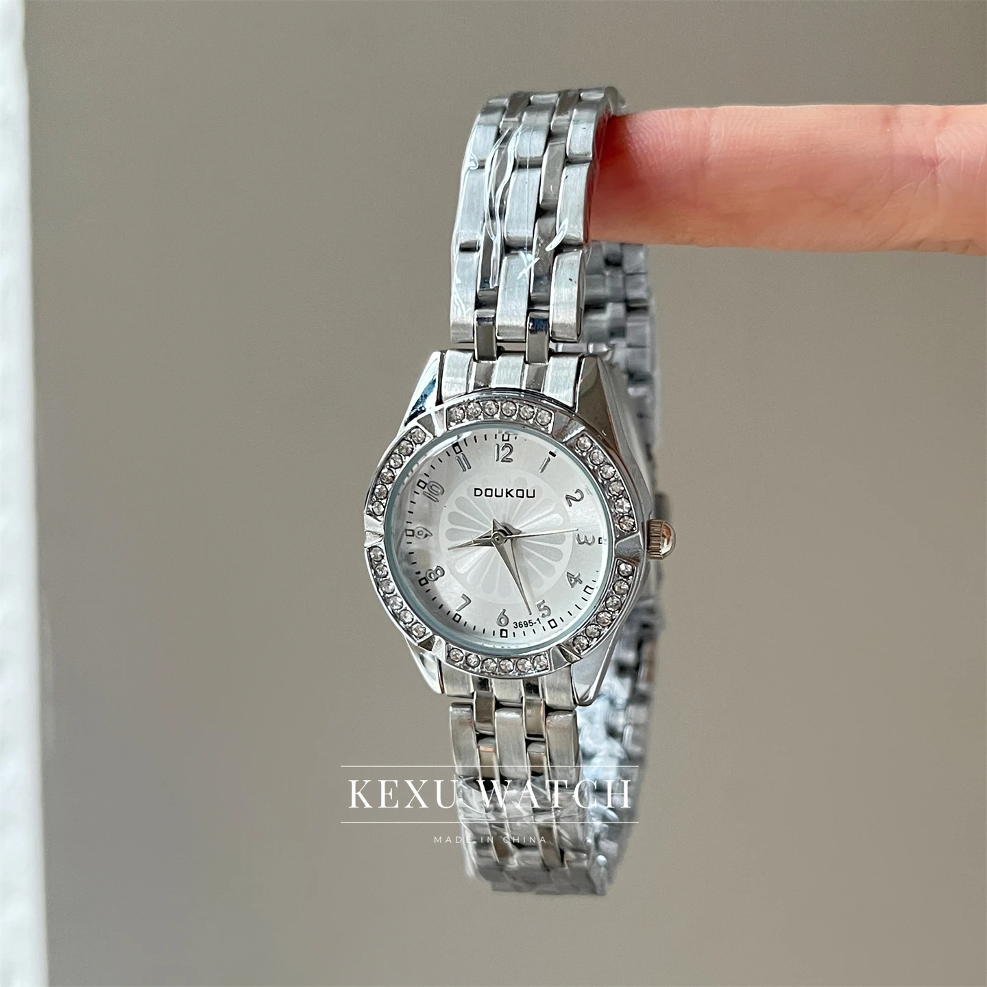 Relógio DOUKOU para mulheres, relógios femininos delicados com mostrador rosa/azul/preto/marrom/branco, relógios femininos elegantes com rosto redondo no atacado