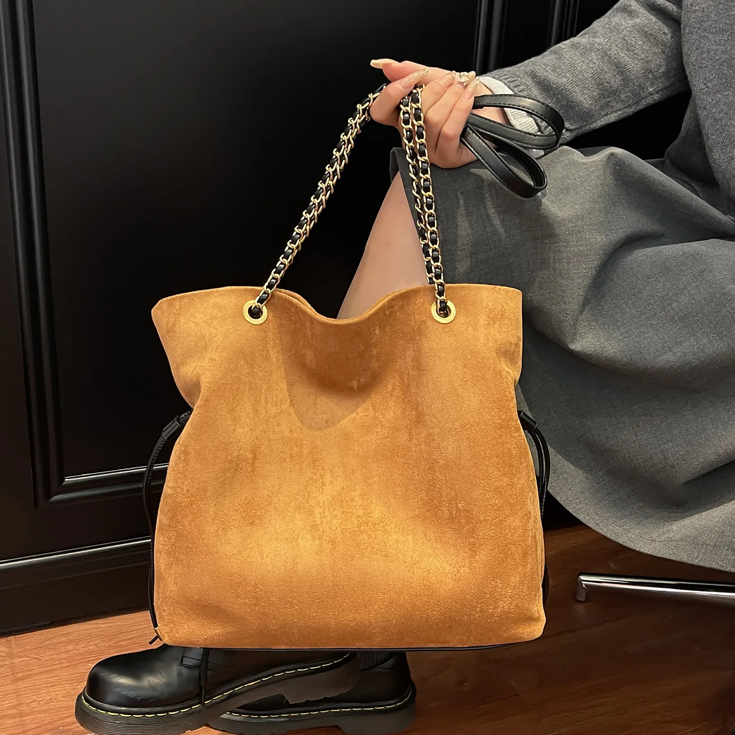 

2025 Spacious Tote Bag, Vintage Chain Shoulder Purse for Women, Casual Crossbody Bag, Minimalist Day-to-Night Tote, Fashion