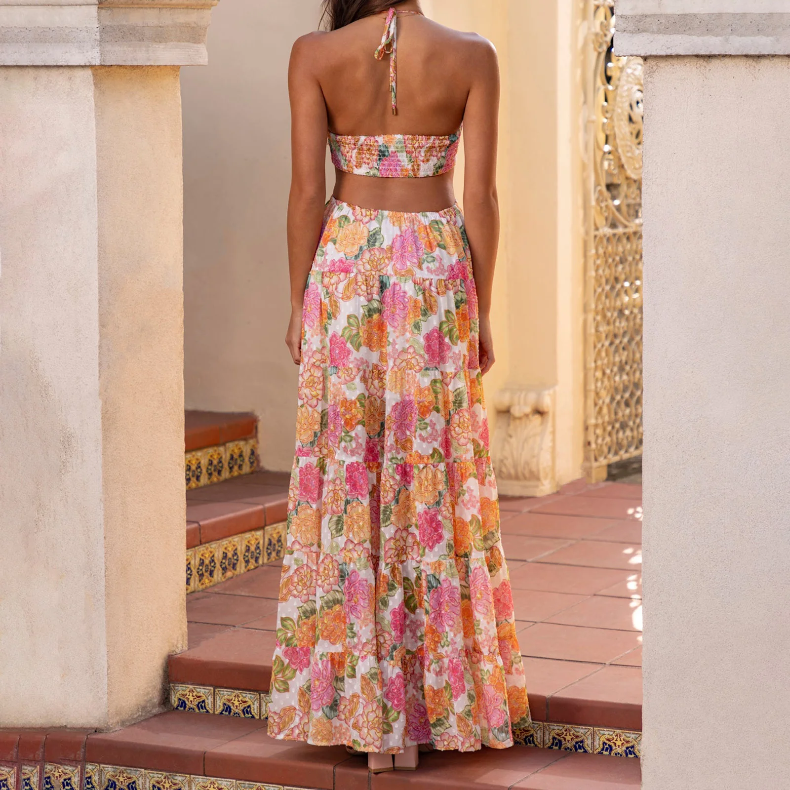 Damska sukienka maxi w stylu y2k vintage z kwiatowym nadrukiem, wiązana na szyi, bez pleców, długa, letnia, bez rękawów, ażurowa, estetyka lat 2000.