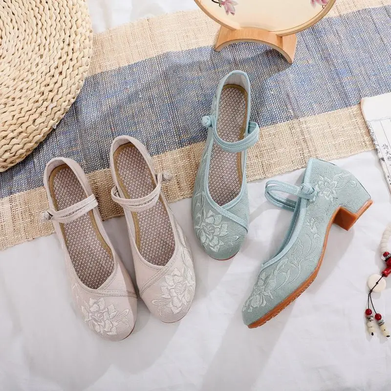 Printemps et automne et loisirs ethniques déplacements rétro brodé couleur Pure avec chaussures de suivi femme