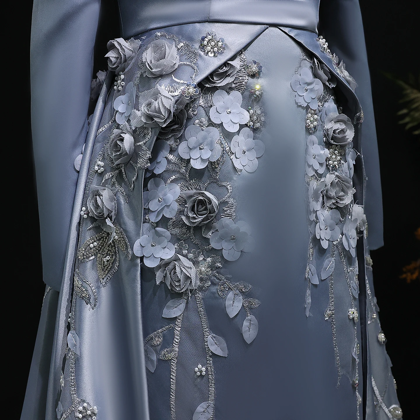 シャロンは、ブルーサテンマーメイドビーズ刺繍イブニングドレス、3Dフラワー刺繍ウェディングパーティガウン、2025年新作SS228、カスタムメイドと言いました。