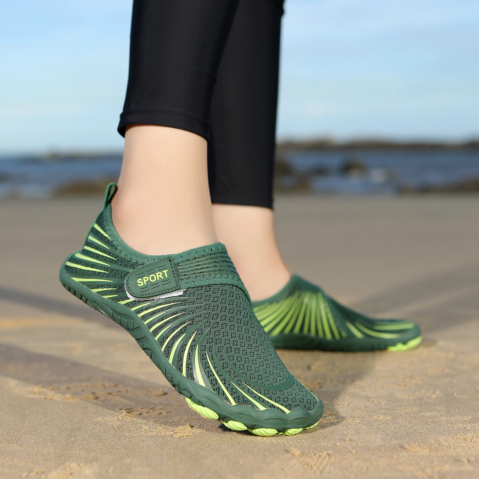 

Adult Breathable Aqua Shoes Non-Slip Quick Dry Beach Water Shoes Anti-Wear for Outdoor Swimming Diving Wading