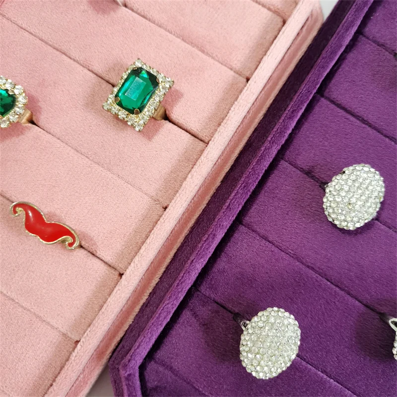 Wielokomorowa aksamitna taca ekspozycyjna na biżuterię - Ośmiokątny organizer na pierścionki i kolczyki na blat