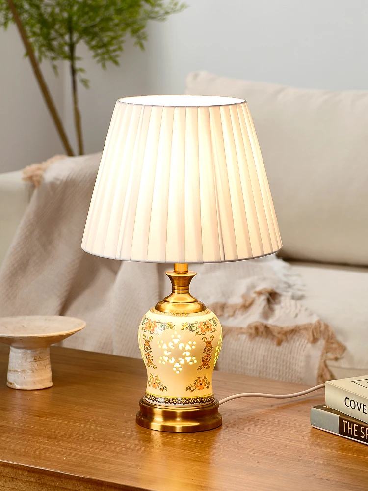 

American simple modern creative ceramic table lamp bedroom bedside lamp European living room decoration up and down luminous sma