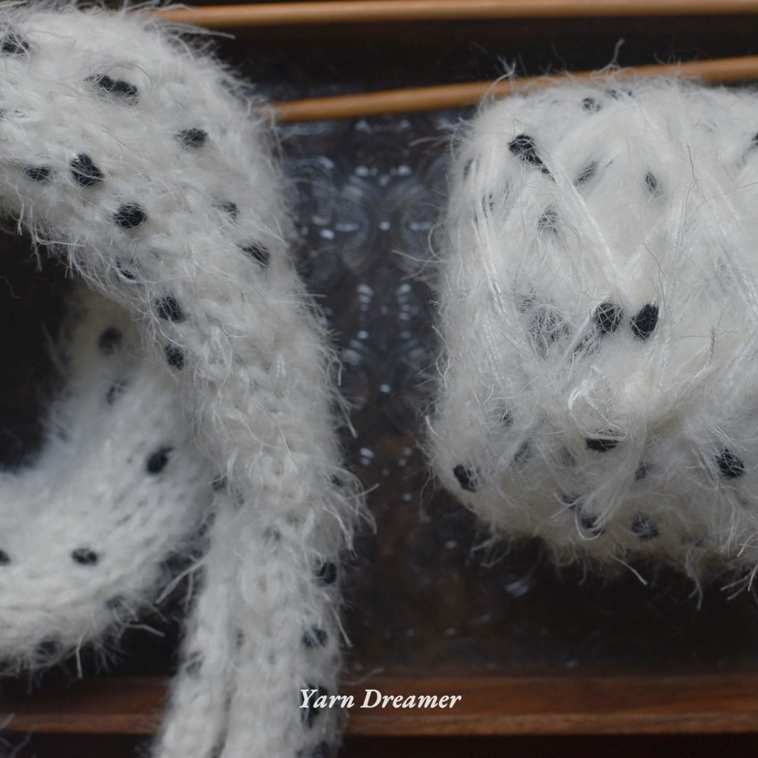 

White Plush Yarn For Crochet Hand Woven Scarf Yarns for Knitting and Crochet Thread Soft Fur Yarn Art Polka Dots Wool Yarn 100g