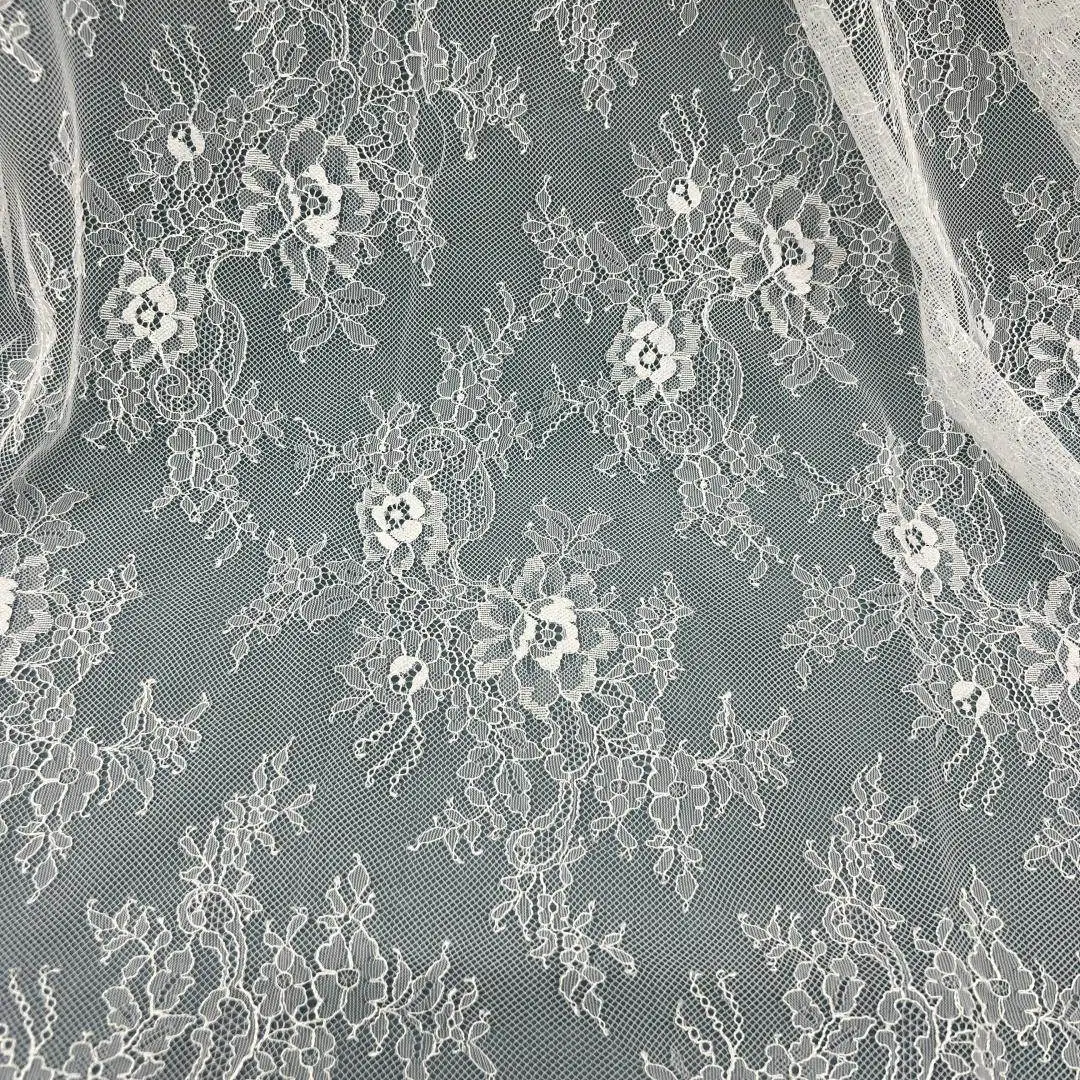 Weicher Spitzenstoff mit Wimpern, Hochzeitskleid, Dekorationszubehör mit großen Blumen, weißer Stoff zum Nähen (Meterware) – Detail 4
