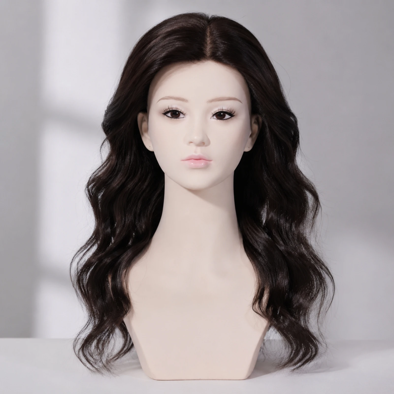 リアルなマネキンヘッド（肩付き）。プロ仕様のスタイリング用マネキンヘッド。メイクアップも可能。サロン経営者向け、長持ちで滑りにくい。