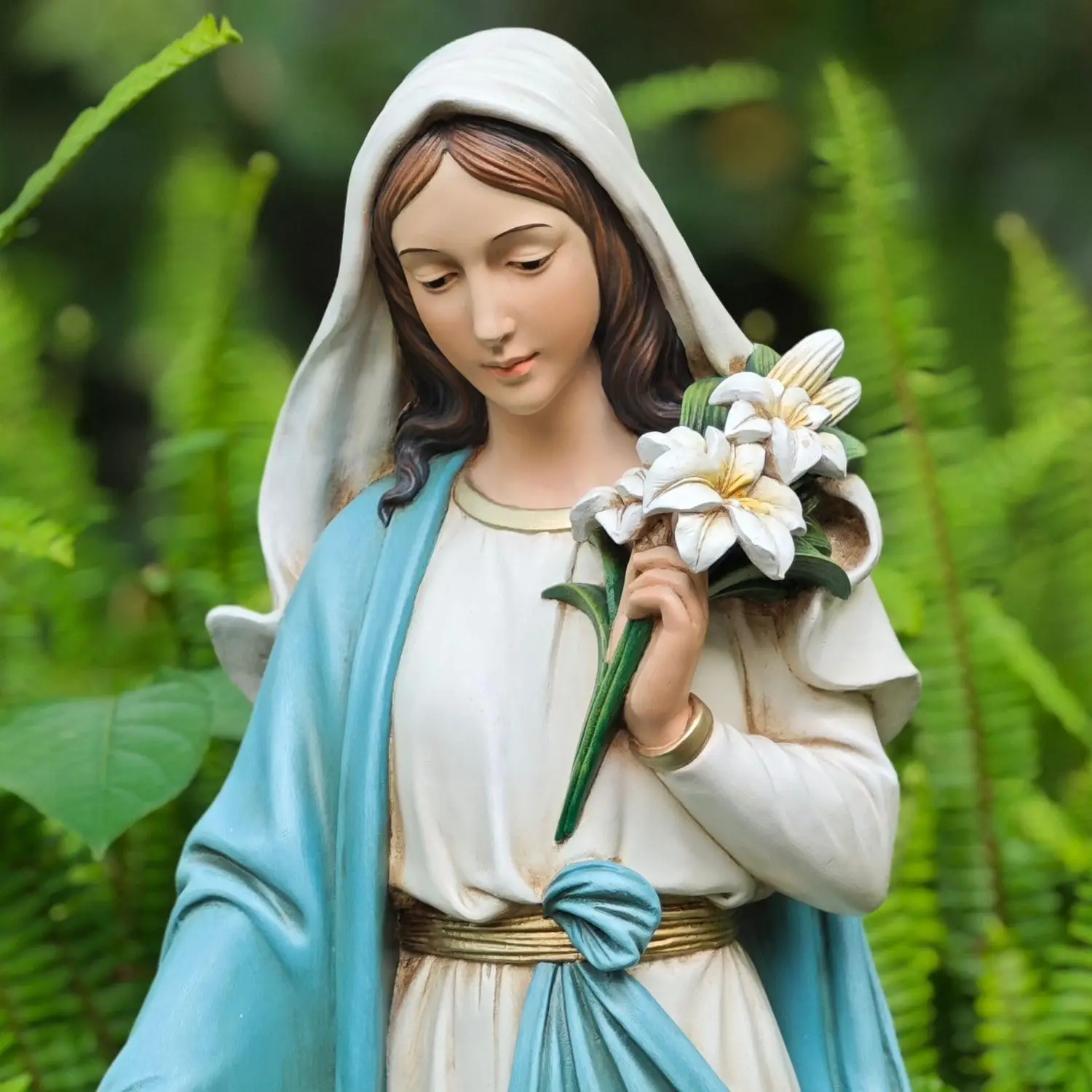 Virgin Mary Sculpture Statue Holding Lilies Weather Resistant Outdoor Decor Ornament for Yard Patio Lawn Hallway Home Garden Decoration
