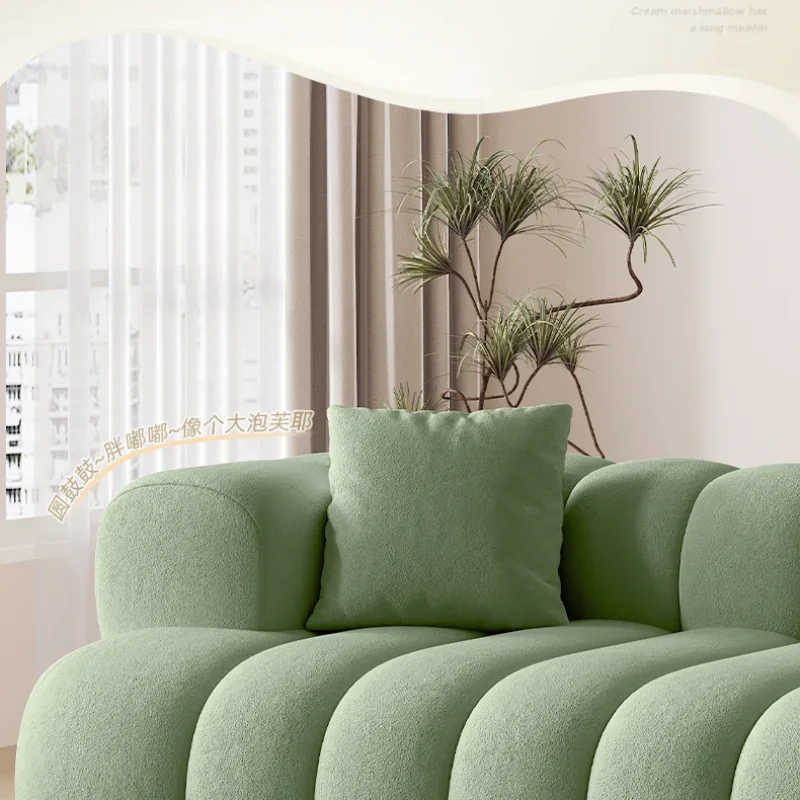 أريكة منتفخة من جلد الغنم الفرنسي الأنيق لغرفة المعيشة الحديثة الصغيرة مع تصميم بسيط وأثاث مستقيم لتخطيط ثلاثة أشخاص