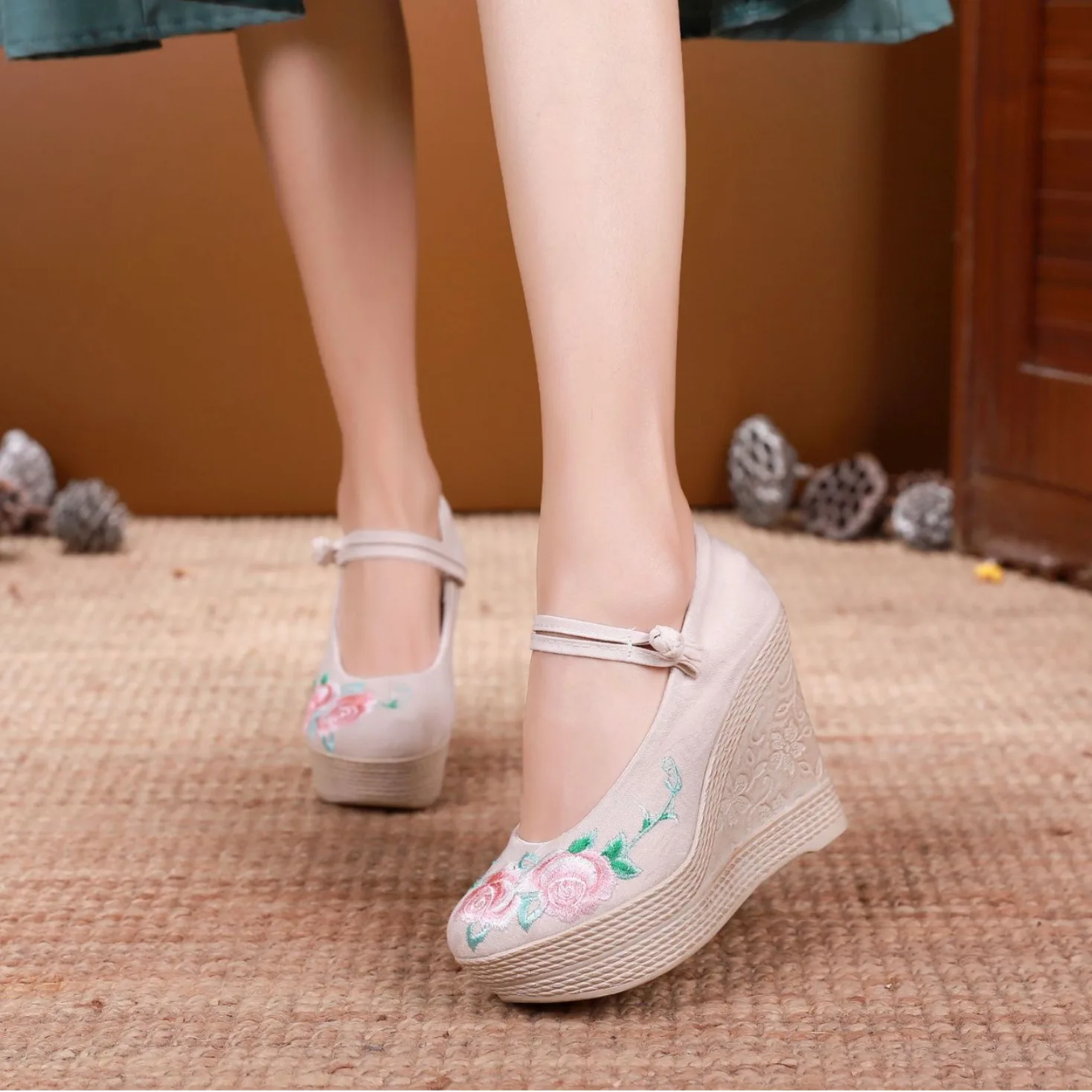 Chinese Hanfu Shoes Women Traditional Ancient Heighten Flat Embroidery Shoes For Women height 11cm