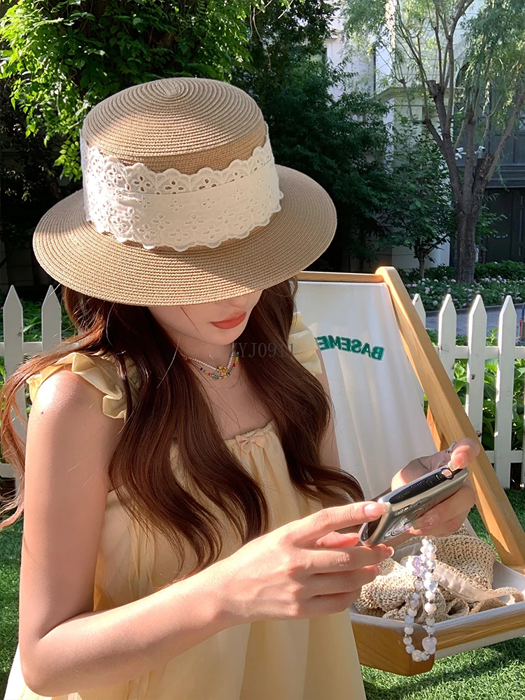 قبعة من القش المنسوجة من الدانتيل الفرنسي للسيدات في الصيف على شاطئ البحر والعطلات والحماية من الشمس وقبعة مسطحة من القش
