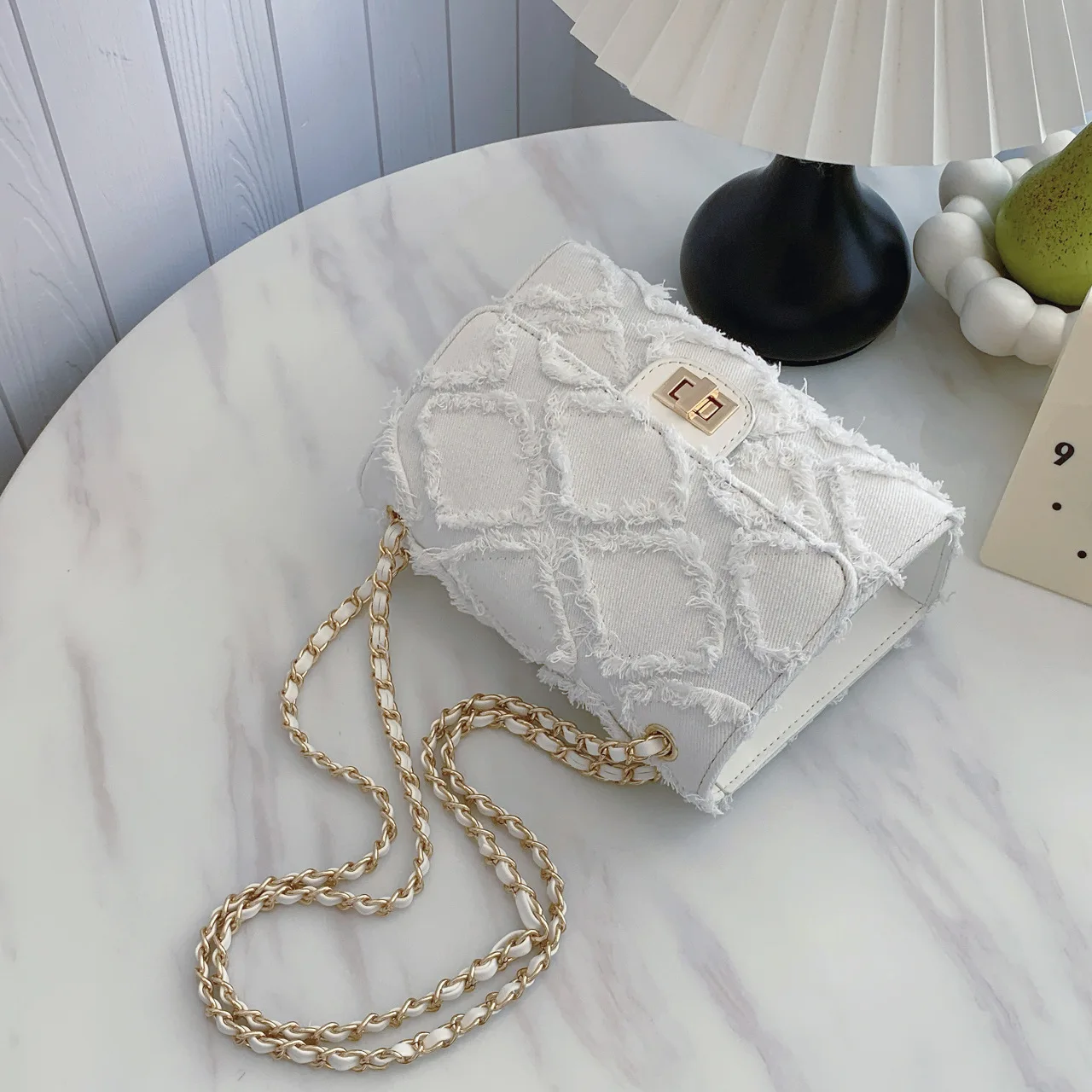 ​ ​ 디스트레스드 데님 락 박스 백 여성용 퀼팅 체인 크로스바디 캐비어 그레인 텍스처 커피 런 시크 ​ ​