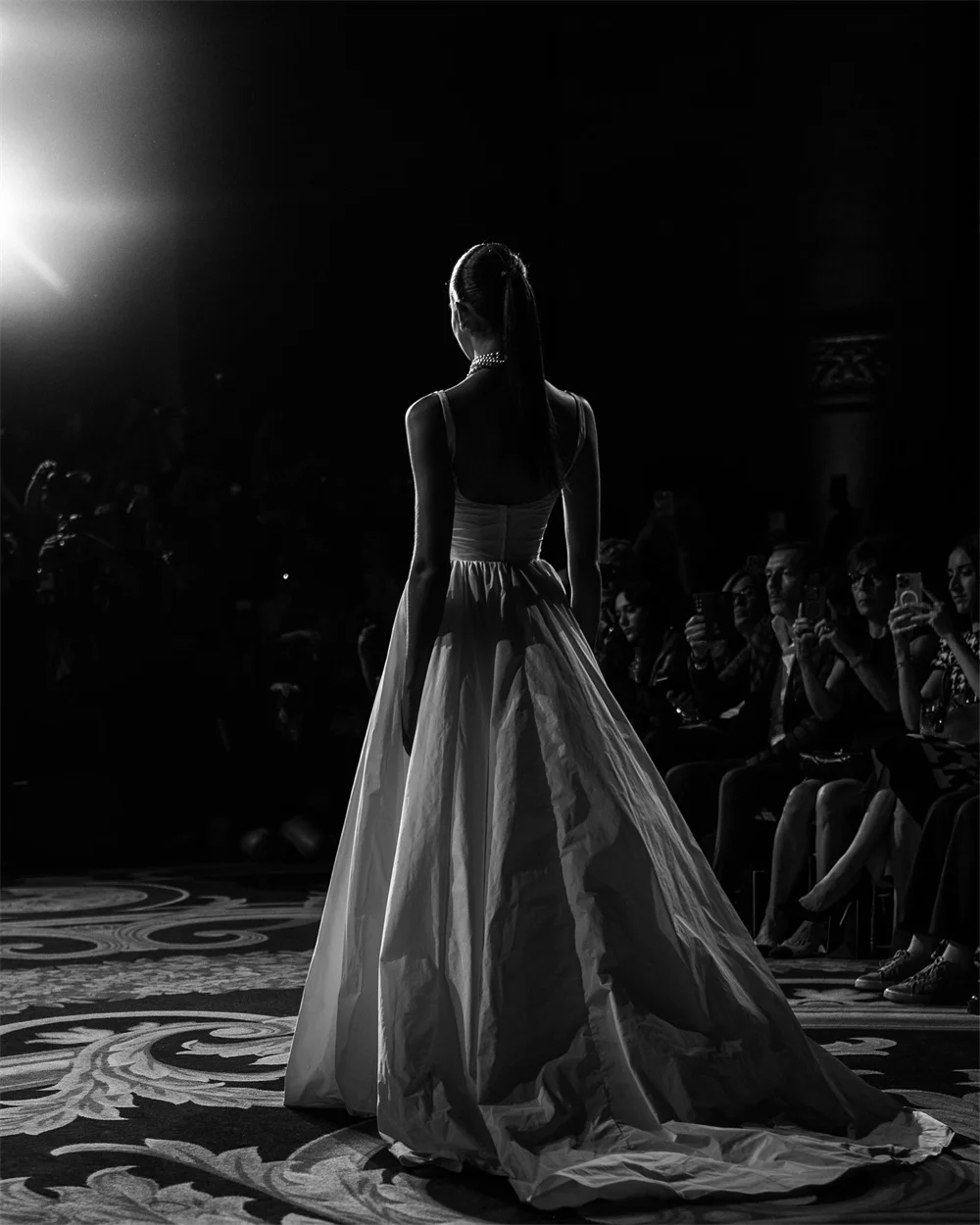 ชุดแต่งงานแบบสายเดี่ยวสีขาวสั่งตัดจากโตเกียว แขนกุด ซิปหลัง ทรงเอไลน์ พร้อมชายกระโปรงยาวแบบคอร์ทเทรน ปี 2025