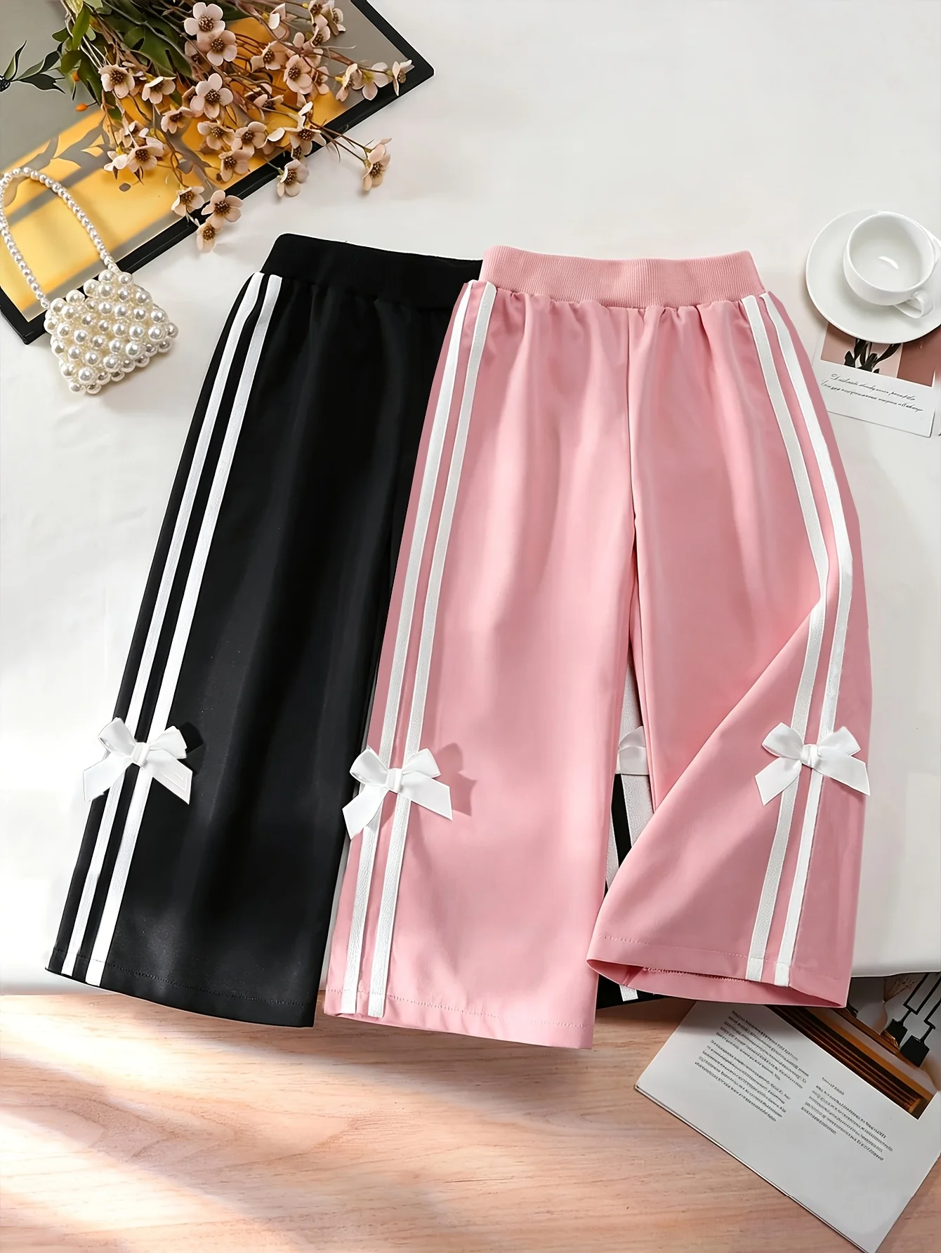Mädchen-Hosen mit seitlichen Streifen und Schleifendetails (2er-Pack): Rosa & Schwarz, lässige Frühlings-/Sommerhose mit hoher Taille und geradem Bein, mit Schleifen – Größe S – Detail 3