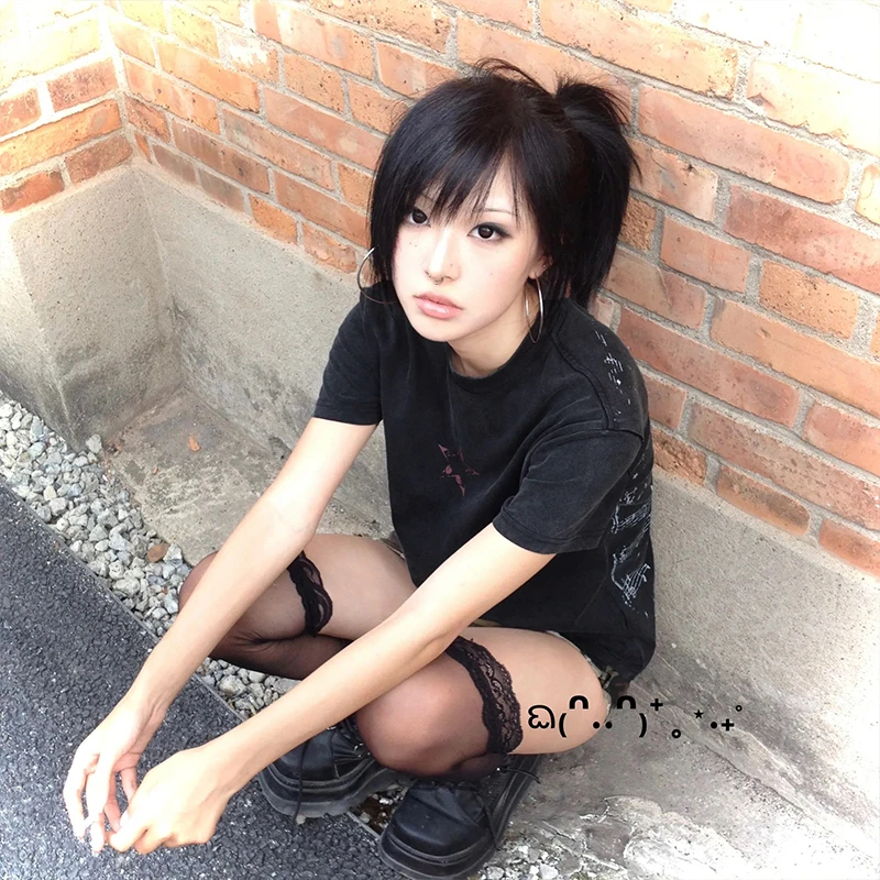 Karrram اليابانية Y2k قميص أسود Trashy 2000s نمط المتعثرة القمم خمر Harajuku قصيرة الأكمام الشارع الشهير الجرونج الأمريكية