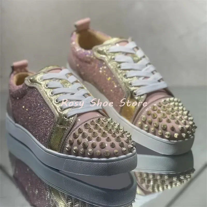 Klassische handgefertigte Unisex-Freizeit-Sneaker aus Lackleder, luxuriöses Design, runde Zehenpartie, goldene Nieten, Schnürung, atmungsaktive flache Einzelschuhe