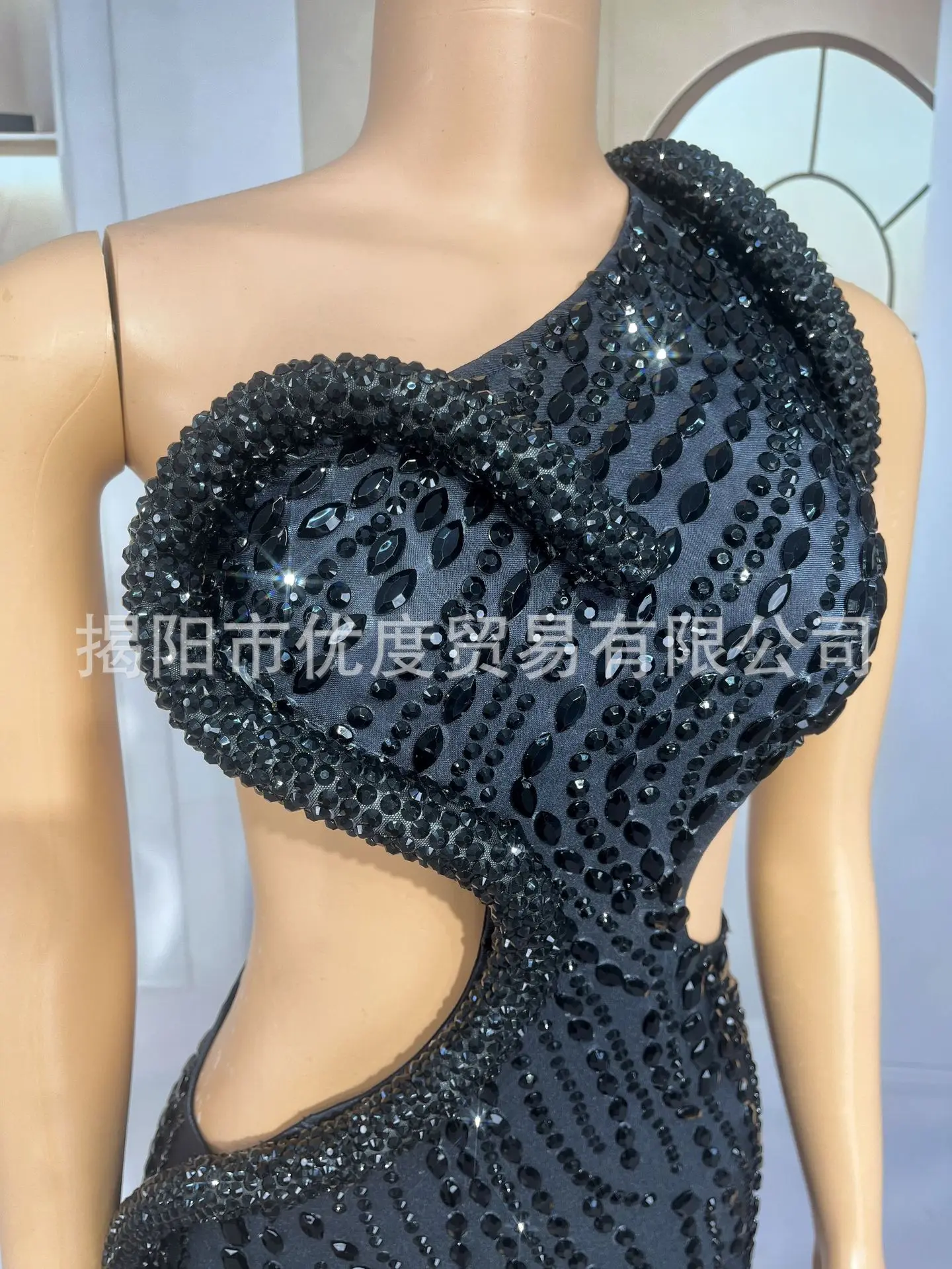 2026 Design Sense-vestido de malla con cola oscilante y cintura de un solo hombro, vestido de diamantes de imitación para banquete, bebida, actuación de fiesta, seda negra